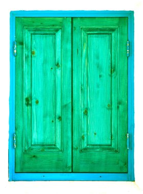 Yeşil, turkuaz ahşap pencere kepenkleri kapalı