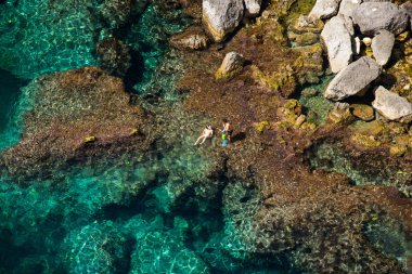 Denizin içinde bir çift banyo görünümünü yukarıda