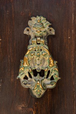 Aslan baş ve cupids ile bronz kapı tokmağı