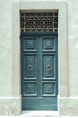 Geleneksel ahşap boyalı mavi kapı Malta