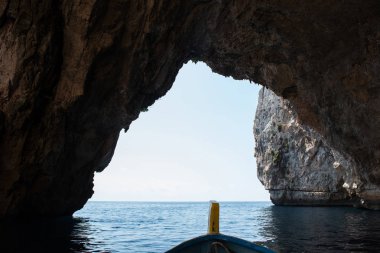 Üzerinden Blue Grotto deniz mağaranın içinde görüntüleyin. Malta