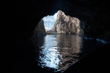 Üzerinden Blue Grotto deniz mağaranın içinde görüntüleyin. Malta