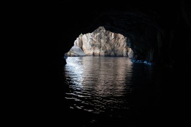 Üzerinden Blue Grotto deniz mağaranın içinde görüntüleyin. Malta
