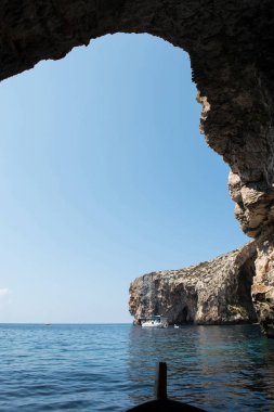 Üzerinden Blue Grotto deniz mağaranın içinde görüntüleyin. Malta