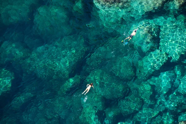 Drone foto de um casal snorkeling no mar — Fotografia de Stock