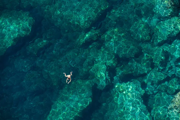 Vista drone de uma mulher snorkeling no mar — Fotografia de Stock