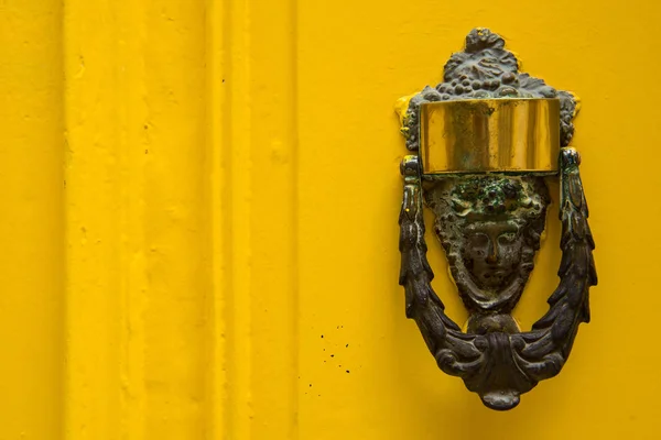 装饰的青铜门把手中的一个美丽女人的形式 — 图库照片