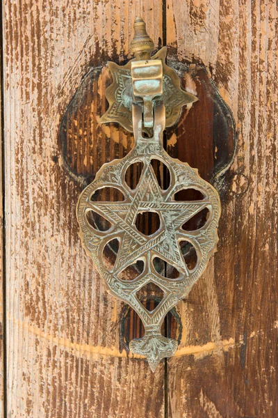 Ορείχαλκο πόρτα ρόπτρο υπό μορφή το άστρο του Δαυίδ — Φωτογραφία Αρχείου