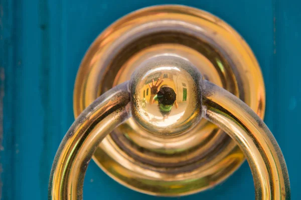 Bussare porta d'oro su una porta di legno blu — Foto Stock