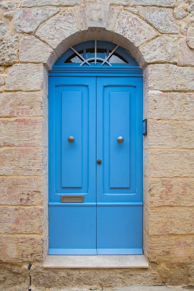 Porta azul pintada de madeira tradicional em Malta — Fotografia de Stock