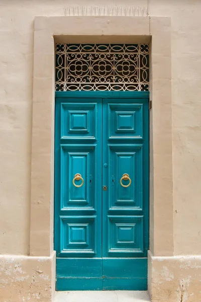 Tradizionale porta in legno verniciato turchese a Malta — Foto Stock