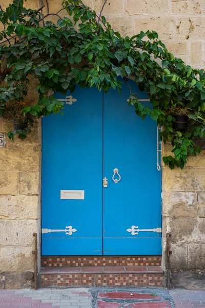 Tradizionale porta blu dipinta in legno a Malta — Foto Stock