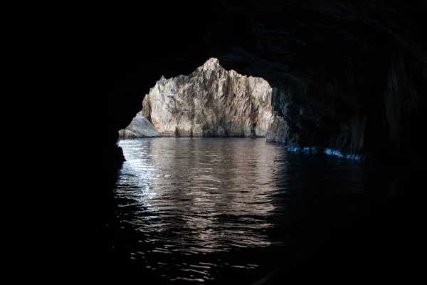 Widok z wewnątrz jaskini morza Blue Grotto. Malta — Zdjęcie stockowe