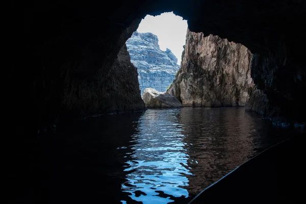 Widok z wewnątrz jaskini morza Blue Grotto. Malta — Zdjęcie stockowe