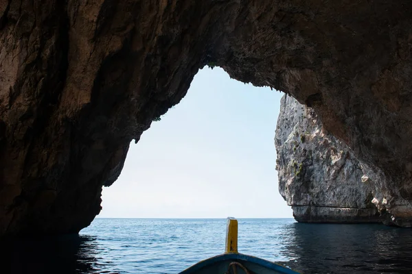 Üzerinden Blue Grotto deniz mağaranın içinde görüntüleyin. Malta