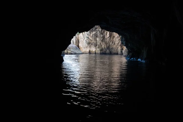 Blick aus dem Inneren der blauen Grotte Meereshöhle. malta — Stockfoto