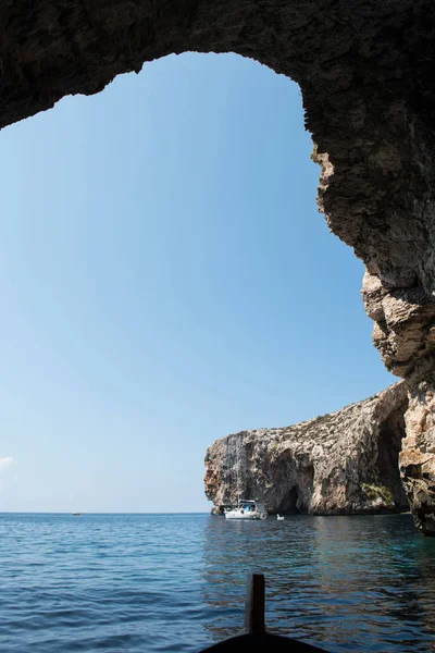 Widok z wewnątrz jaskini morza Blue Grotto. Malta — Zdjęcie stockowe