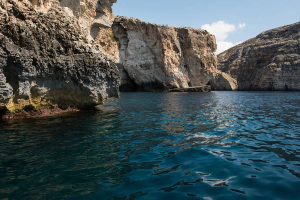 Gruta azul vista desde un viaje en barco. Malta — Foto de Stock