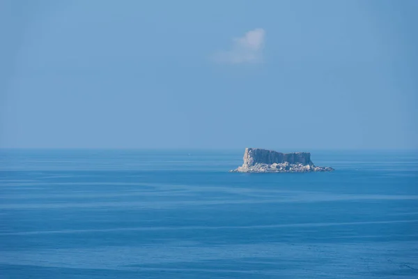 Pequena ilha no Mediterrâneo — Fotografia de Stock