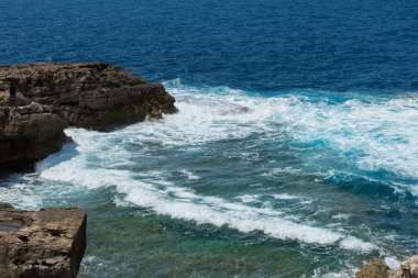 Mavi delik ve daraltılmış Azure pencere. Gozo, Malta