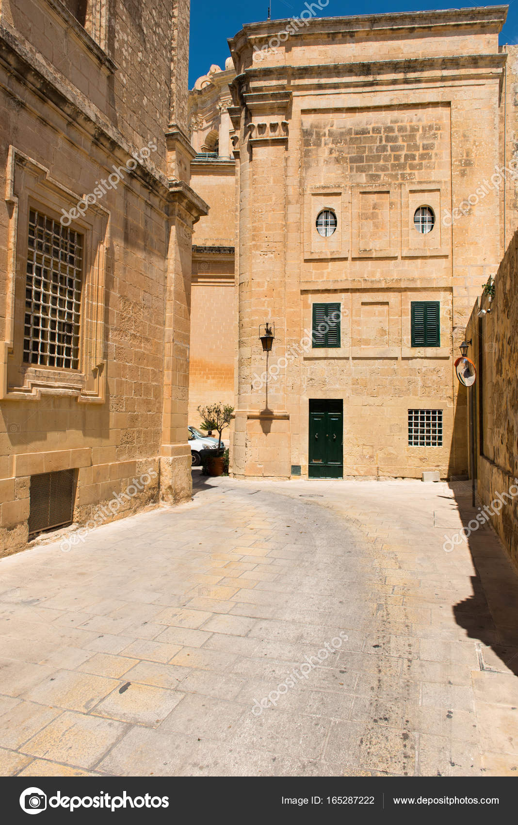 Mittelalterliche Gasse mit Stein Häuser in Mdina, Malta — Stockfoto ... Mittelalterliche Gasse mit Stein Häuser in Mdina, Malta — Stockfoto ...