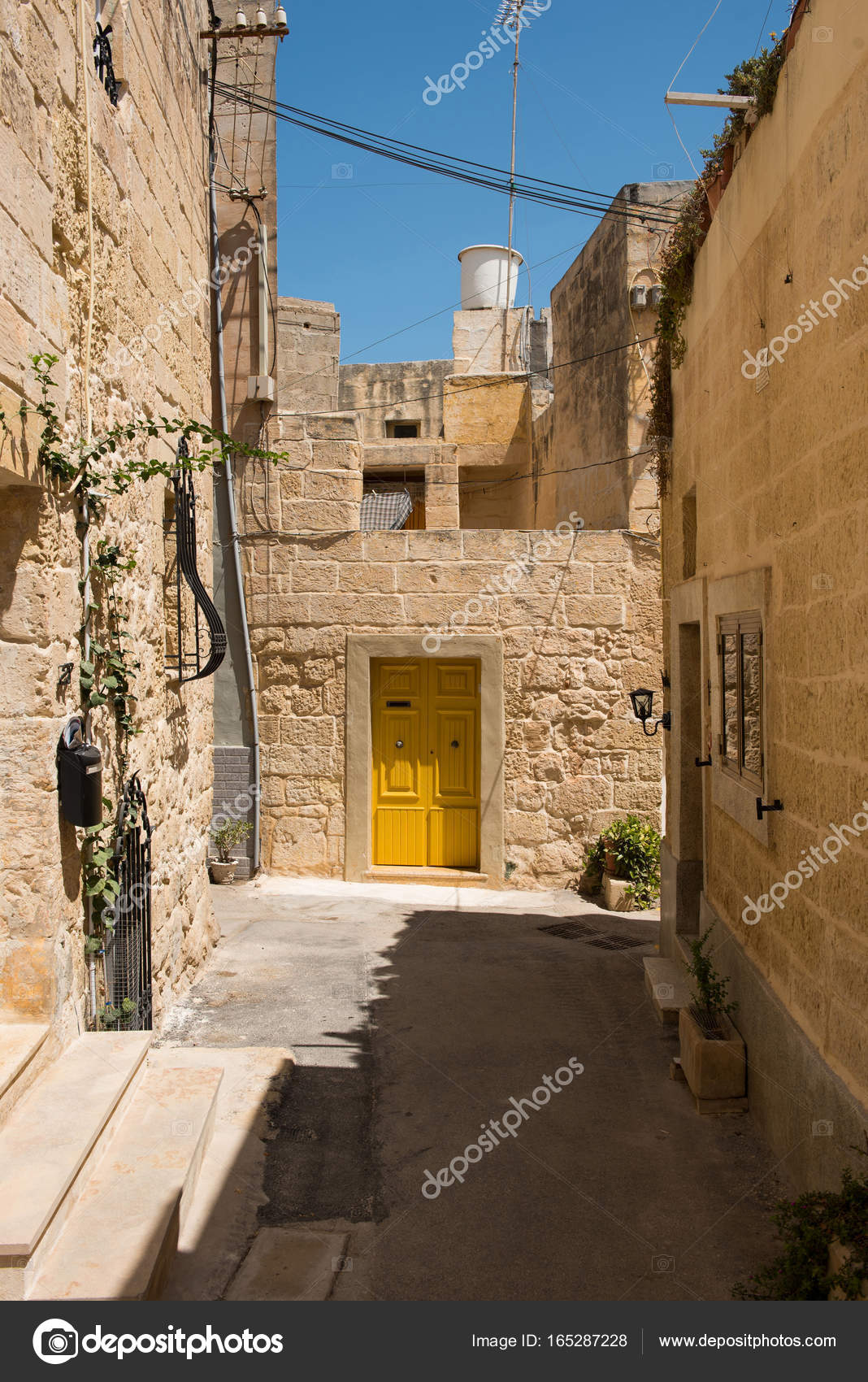 Mittelalterliche Gasse mit Stein Häuser in Mdina, Malta — Stockfoto ... Mittelalterliche Gasse mit Stein Häuser in Mdina, Malta — Stockfoto ...