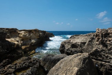 Mavi delik ve daraltılmış Azure pencere. Gozo, Malta