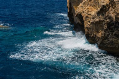 Mavi delik ve daraltılmış Azure pencere. Gozo, Malta