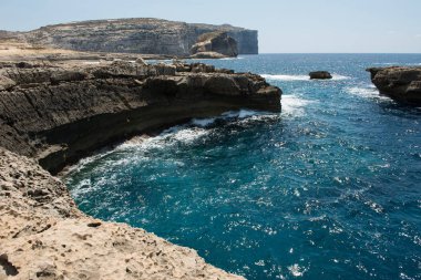 Mavi delik ve daraltılmış Azure pencere. Gozo, Malta