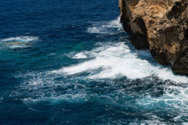 Mavi delik ve daraltılmış Azure pencere. Gozo, Malta