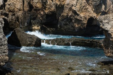 Mavi delik ve daraltılmış Azure pencere. Gozo, Malta