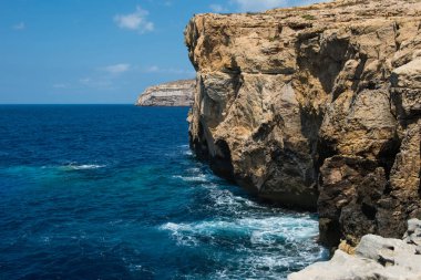 Mavi delik ve daraltılmış Azure pencere. Gozo, Malta