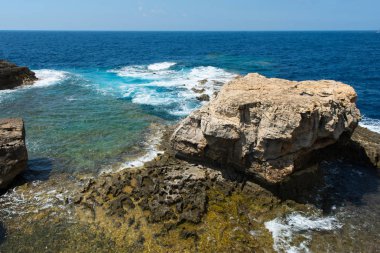 Mavi delik ve daraltılmış Azure pencere. Gozo, Malta