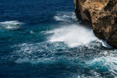 Mavi delik ve daraltılmış Azure pencere. Gozo, Malta