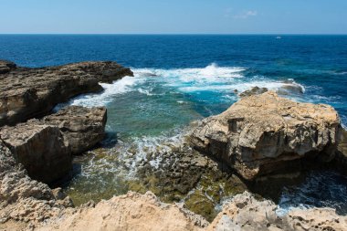 Mavi delik ve daraltılmış Azure pencere. Gozo, Malta