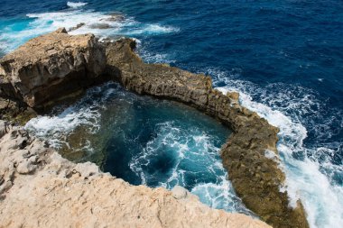 Mavi delik ve daraltılmış Azure pencere. Gozo, Malta