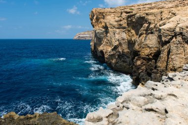 Mavi delik ve daraltılmış Azure pencere. Gozo, Malta
