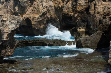 Mavi delik ve daraltılmış Azure pencere. Gozo, Malta