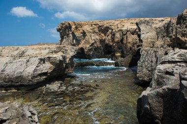 Mavi delik ve daraltılmış Azure pencere. Gozo, Malta