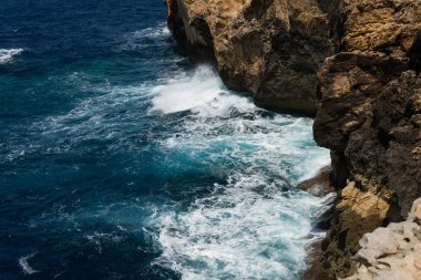 Mavi delik ve daraltılmış Azure pencere. Gozo, Malta