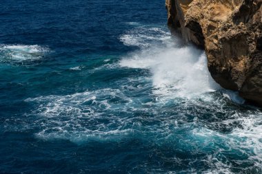 Mavi delik ve daraltılmış Azure pencere. Gozo, Malta