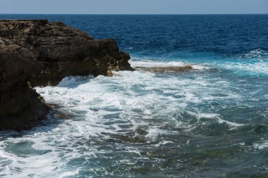 Mavi delik ve daraltılmış Azure pencere. Gozo, Malta