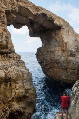 Wied Il Mielah Kanyon, denize doğal arch. Gozo, Malta