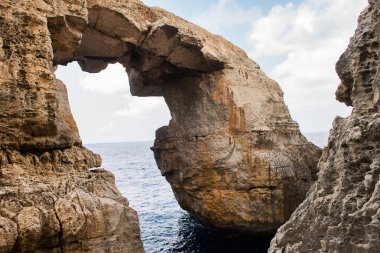 Wied Il Mielah Kanyon, denize doğal arch. Gozo, Malta