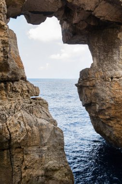 Wied Il Mielah Kanyon, denize doğal arch. Gozo, Malta