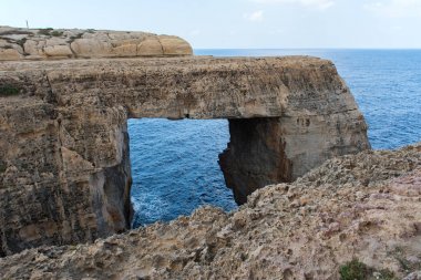 Wied Il Mielah Kanyon, denize doğal arch. Gozo, Malta