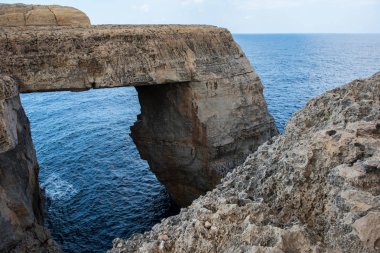 Wied Il Mielah Kanyon, denize doğal arch. Gozo, Malta