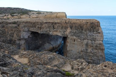 Wied Il Mielah Kanyon, denize doğal arch. Gozo, Malta