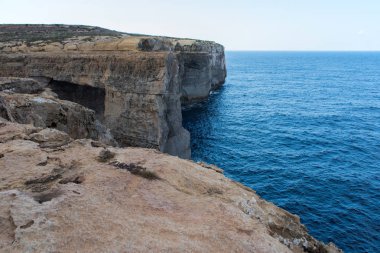 Wied Il Mielah Kanyon, denize doğal arch. Gozo, Malta