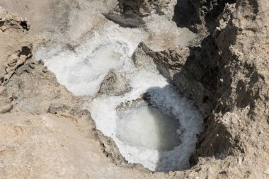 Bir rock deliğe buharlaşıp deniz suyu sonra kristalize tuz